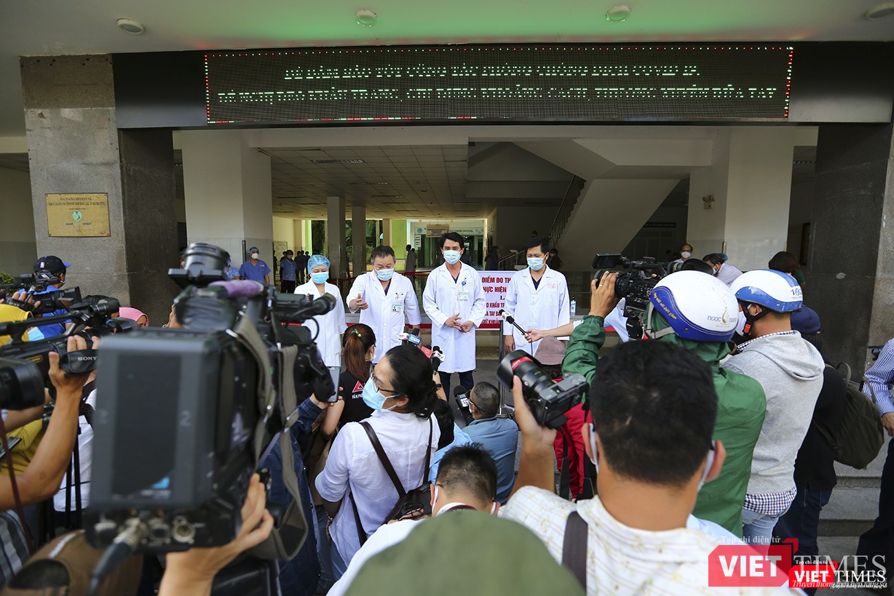 Lãnh dạo Bệnh viện Đà Nẵng trả lời câu hỏi của báo giới