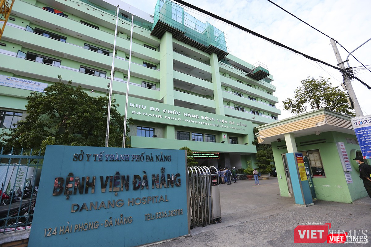 Sau 30 ngày phong tỏa, cách ly, đúng 16h chiều ngày 25/8, Bệnh viện Đà Nẵng đã chính thức dỡ bỏ lệnh phong tỏa, bắt đầu đón bệnh nhân trở lại