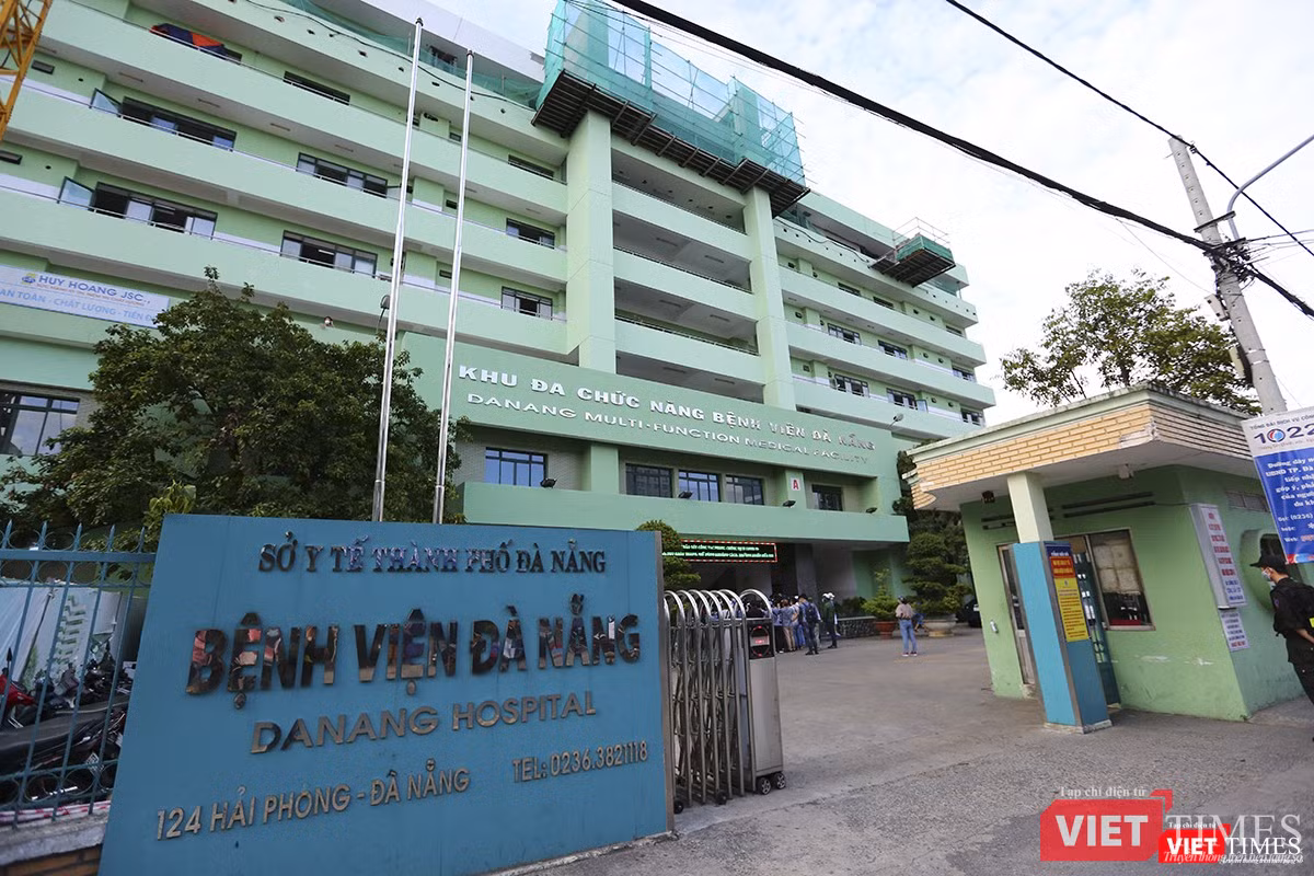 Sau 30 ngày phong tỏa, cách ly, đúng 16h chiều ngày 25/8, Bệnh viện Đà Nẵng đã chính thức dỡ bỏ lệnh phong tỏa, bắt đầu đón bệnh nhân trở lại