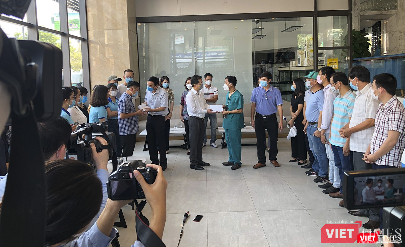 Tặng quà cho các y bác sỹ