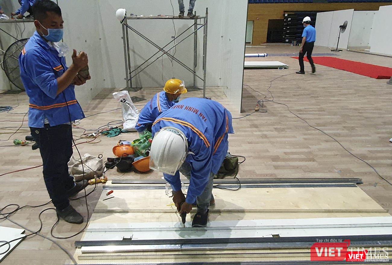 Các công nhân đang nỗ lực thi công ở bên trong