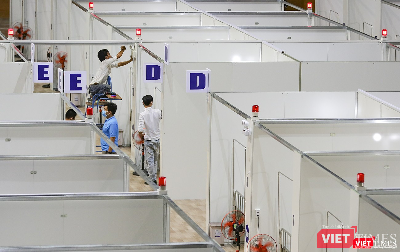 Lực lươnhj công nhân hoàn thiện những khâu cuối cùng trước khi lực lượng y tế tiếp quản lắp đặt thiết bị y tế