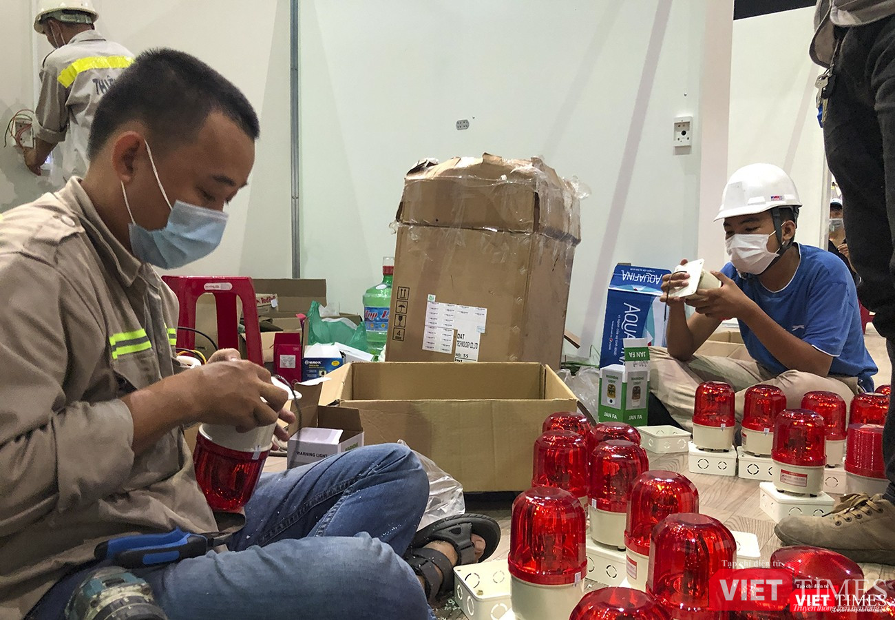 Công nhân khẩn trương thi công