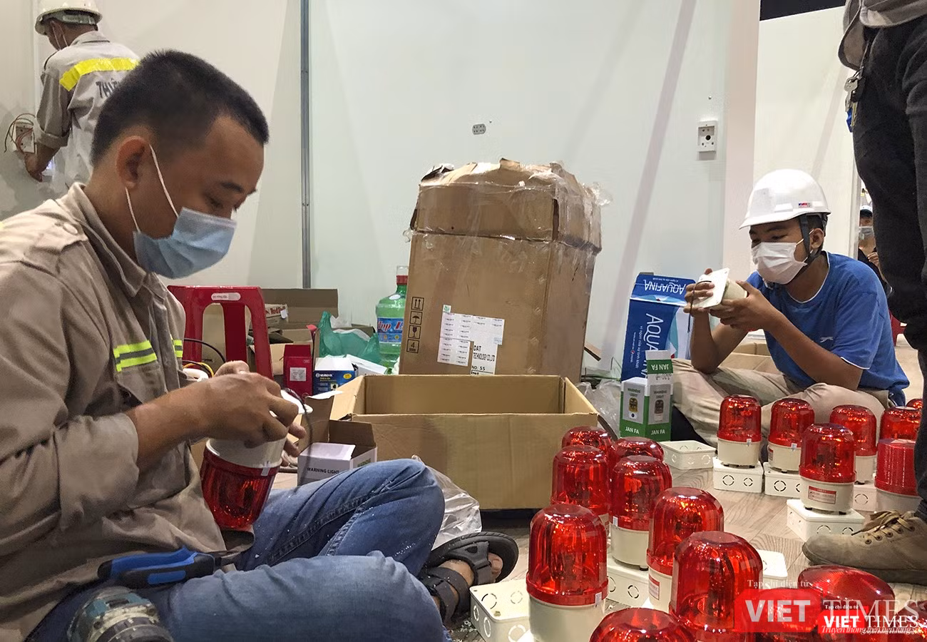 Công nhân khẩn trương thi công