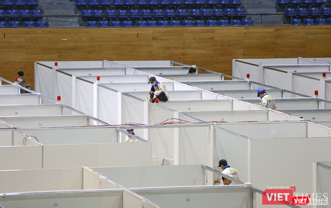 Công nhân đang thi công