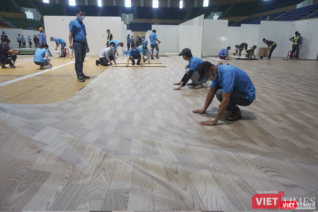 Sàn tiếp tục được trải và hoàn thiện