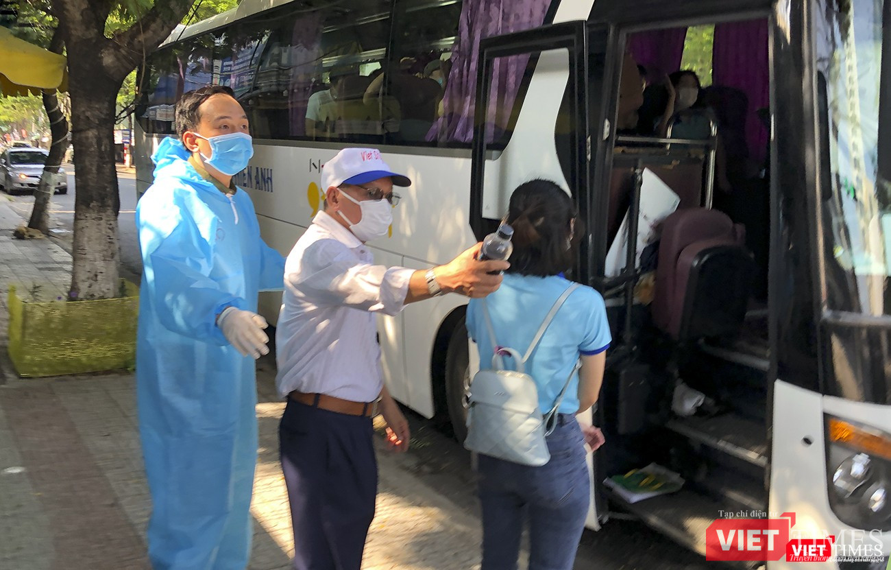 Sau hơn 20 ngày cùng chung tay với Đà Nẵng, các bác sỹ lên xe trở về lại tỉnh nhà