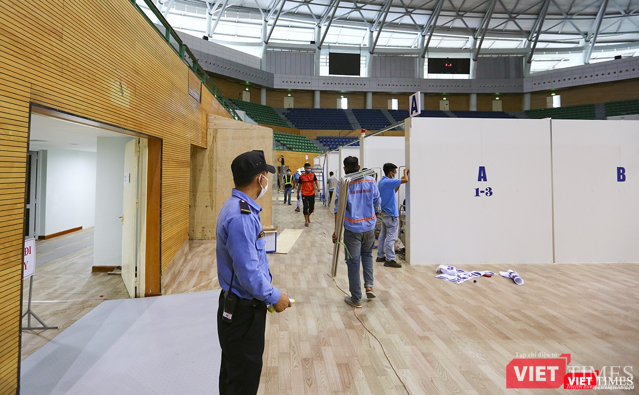 Lực lượng công nhân thi công luôn được giám sát y tế và an ninh