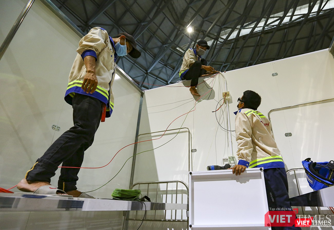 Ở dãy buồng bệnh khác, công tác lắp đặt hệ thống điện được nhanh chóng thi công