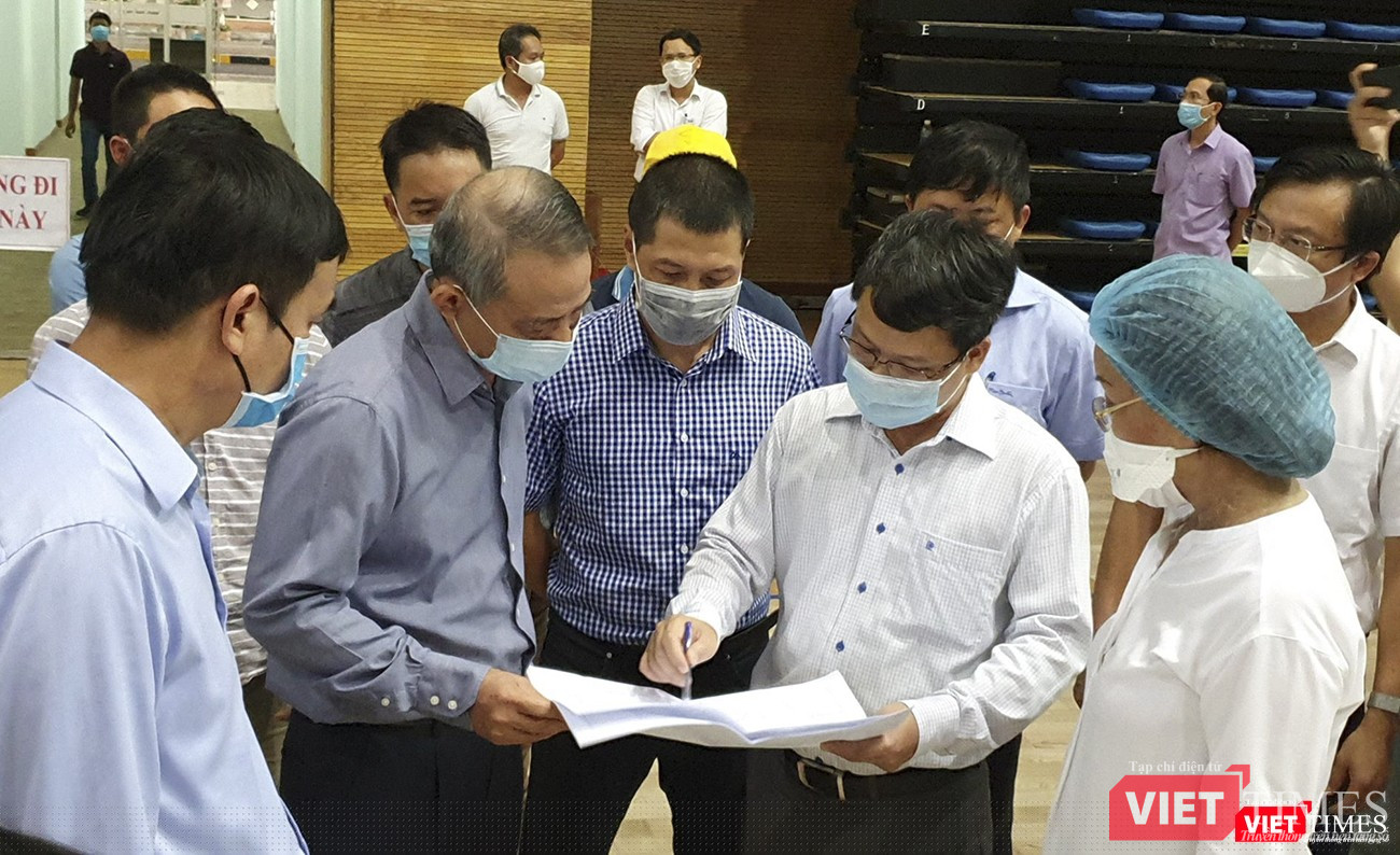 Ông Trương Quang Nghĩa - Bí thư Thành ủy Đà Nẵng đi kiểm tra hiện trường