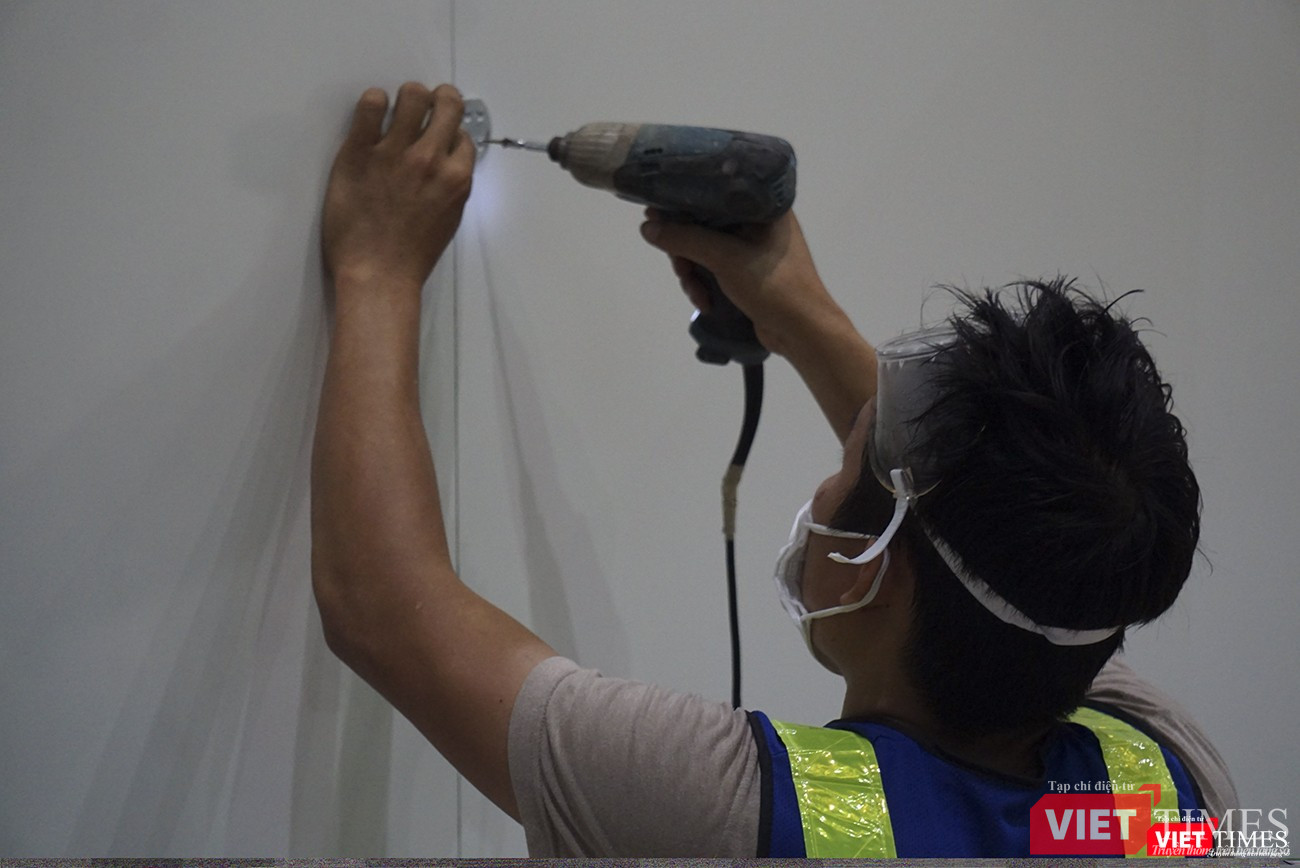 Công nhân miệt mài thi công