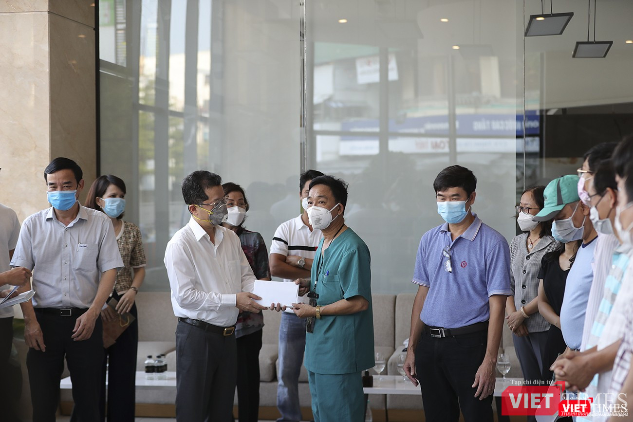 Ông Nguyễn Văn Quảng - Phó Bí thư Thường trực Thành ủy Đà Nẵng thay mặt chính quyền, nhân dân TP Đà Nẵng tặng quà cho các y bác sỹ trong buổi chia tay.