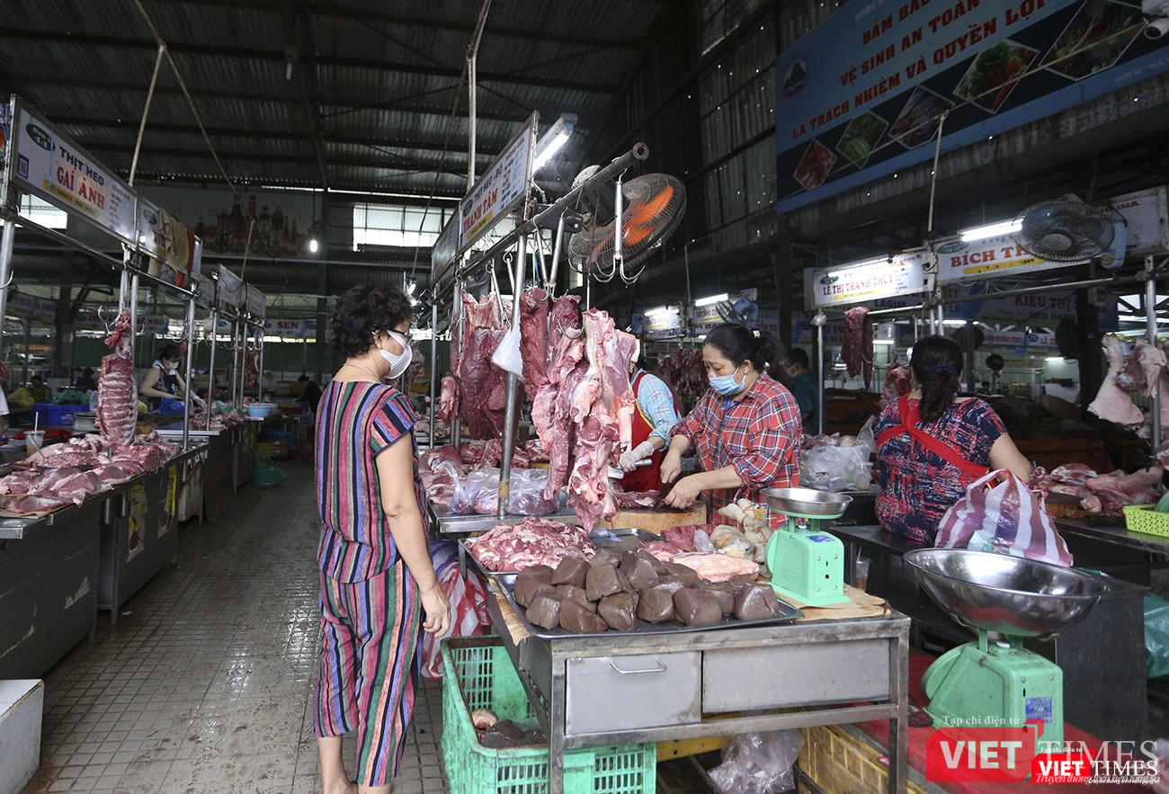 Bên trong chợ Cồn