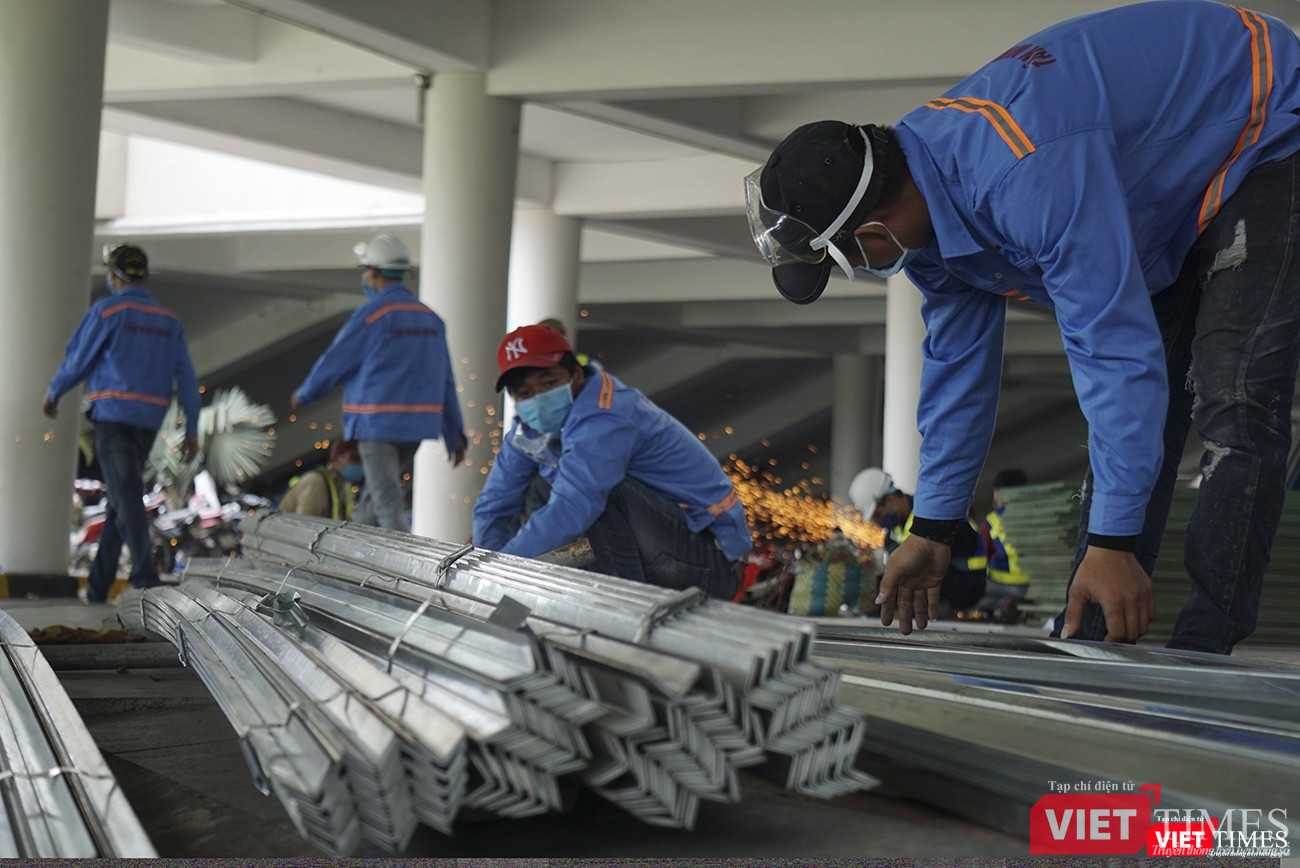 Phía bên ngoài, vật tư tiếp tục được chuyển vào trong