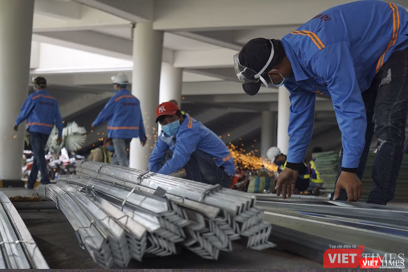 Phía bên ngoài, vật tư tiếp tục được chuyển vào trong