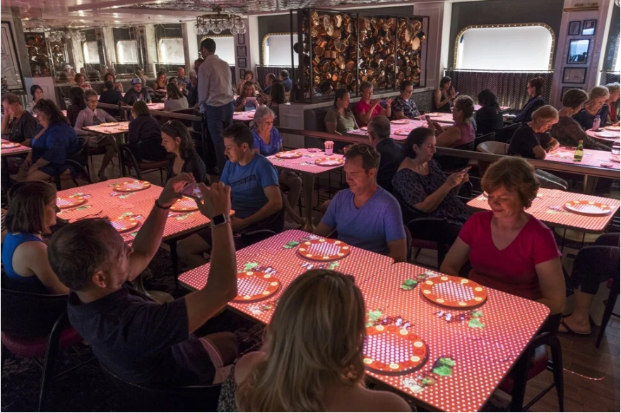 Bữa ăn kỹ thuật số cùng với đầu bếp ảo tí hon PoLo (Ảnh: SCMP)