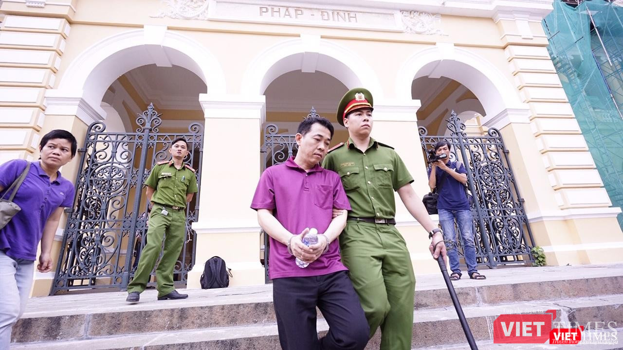 Bị cáo Nguyễn Minh Hùng rời tòa sau phiên xét xử chiều 24/9