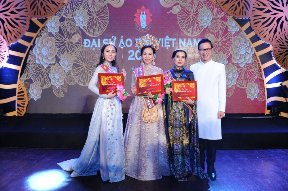 Quý bà Trương An Xinh đội vương miện 1 tỷ đồng trong lễ đăng quang Quý bà Trương An Xinh đội vương miện 1 tỷ đồng trong lễ đăng quang