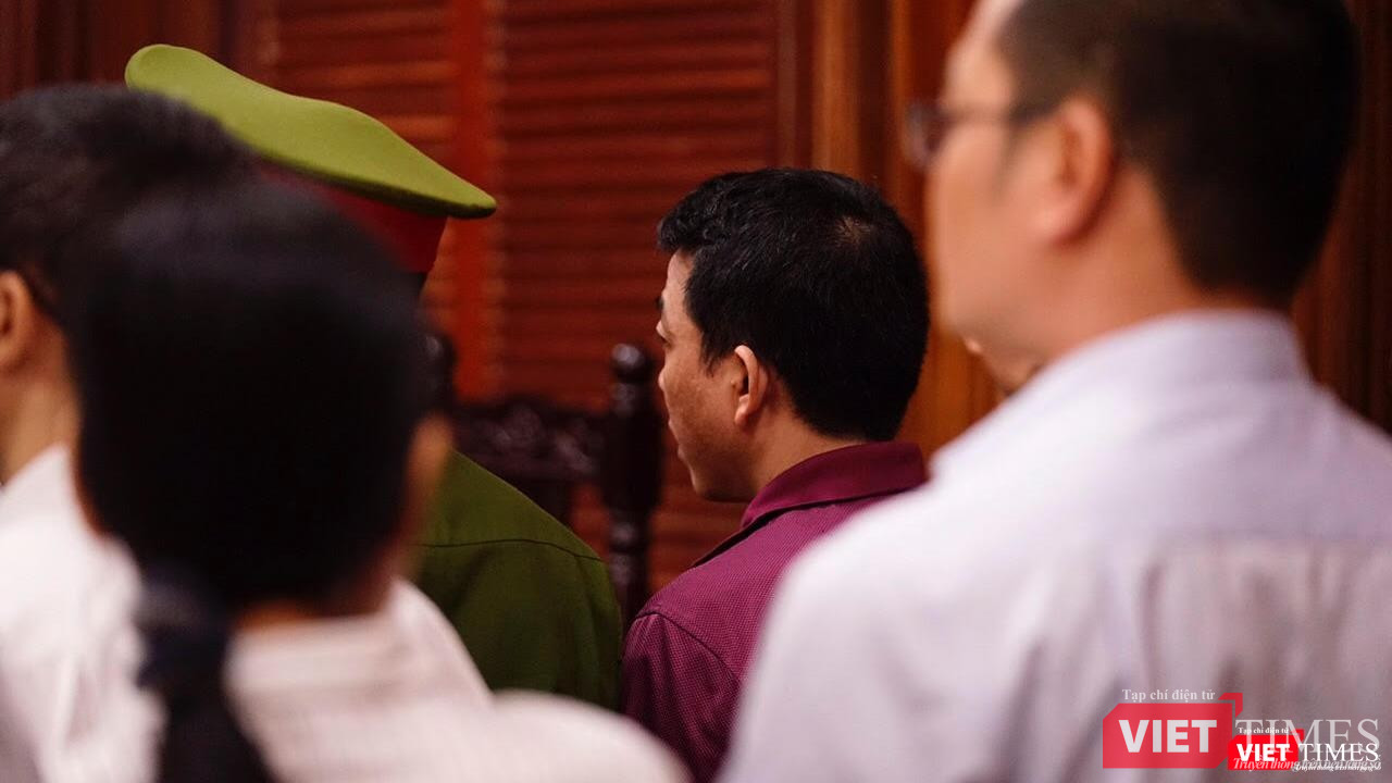 Bị cáo Nguyễn Minh Hùng (áo tím) trước HĐXX