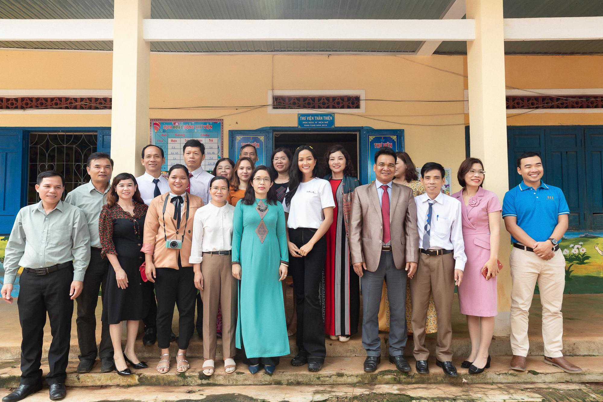 Thầy cô giáo trường Tiểu học Lê Thị Hồng Gấm chụp hình lưu niệm cùng hoa hậu