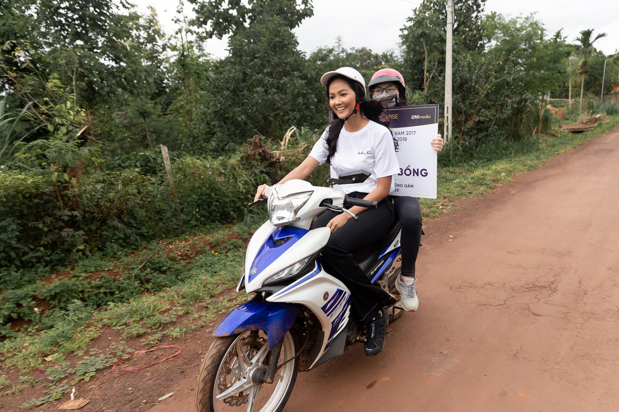 Hoa hậu H'Hen Niê tự đi xe máy về thăm trường xưa