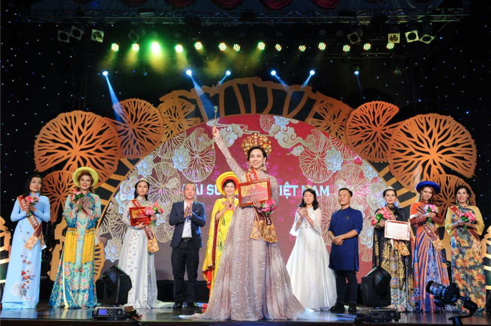 Trương An Xinh giành giải quán quân của mùa đầu tiên Đại sứ Áo dài bảng Quý bà Trương An Xinh giành giải quán quân của mùa đầu tiên Đại sứ Áo dài bảng Quý bà