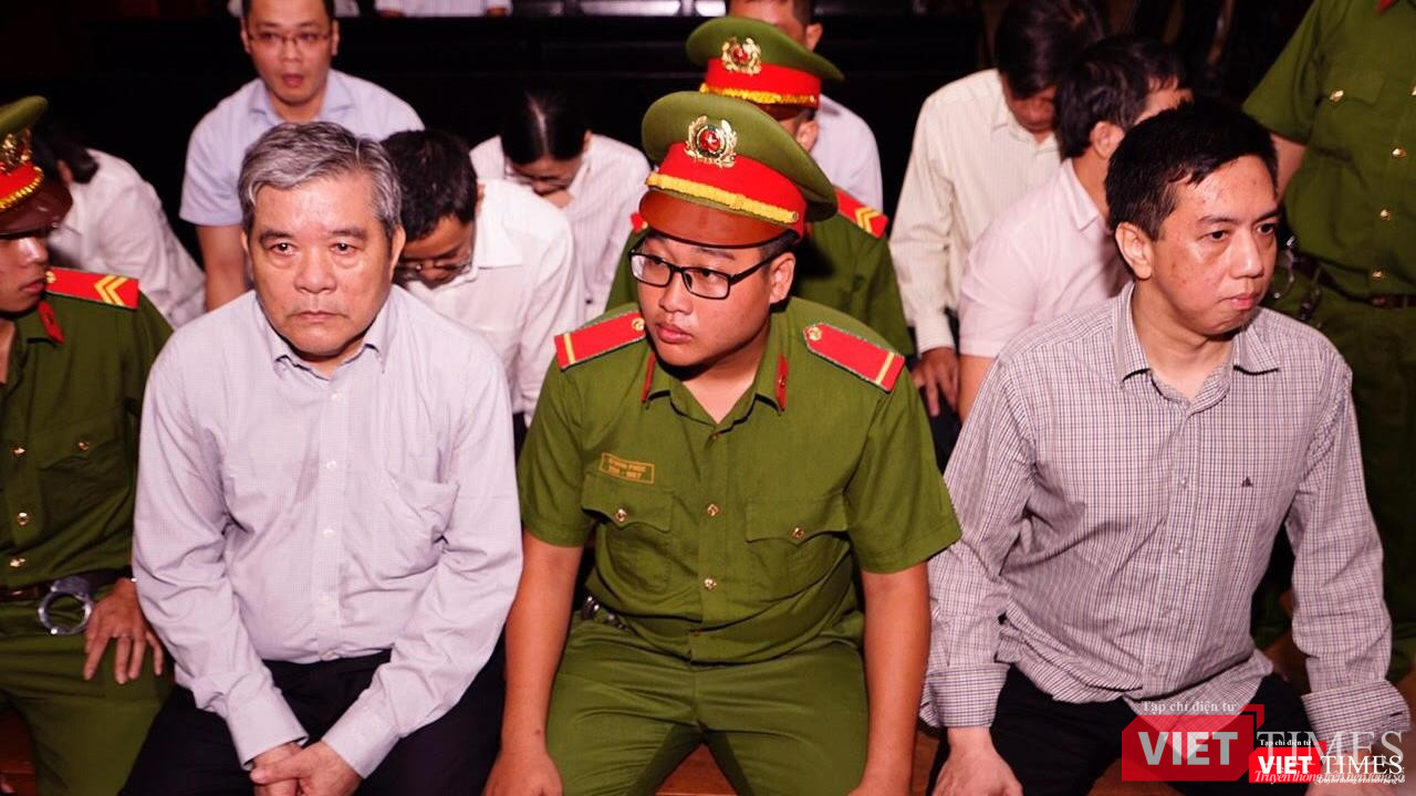 Bị cáo Võ Mạnh Cường (áo kẻ, ngồi bên phải ảnh) trong phiên xử sáng 24/9 