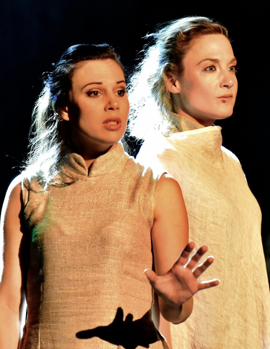 Thúy Kiều ((Sarah Bloch) và Thúy Vân (Odile Heimburger - diễn viên đồng thời đóng vai Đạm Tiên) Thúy Kiều và Thúy Vân