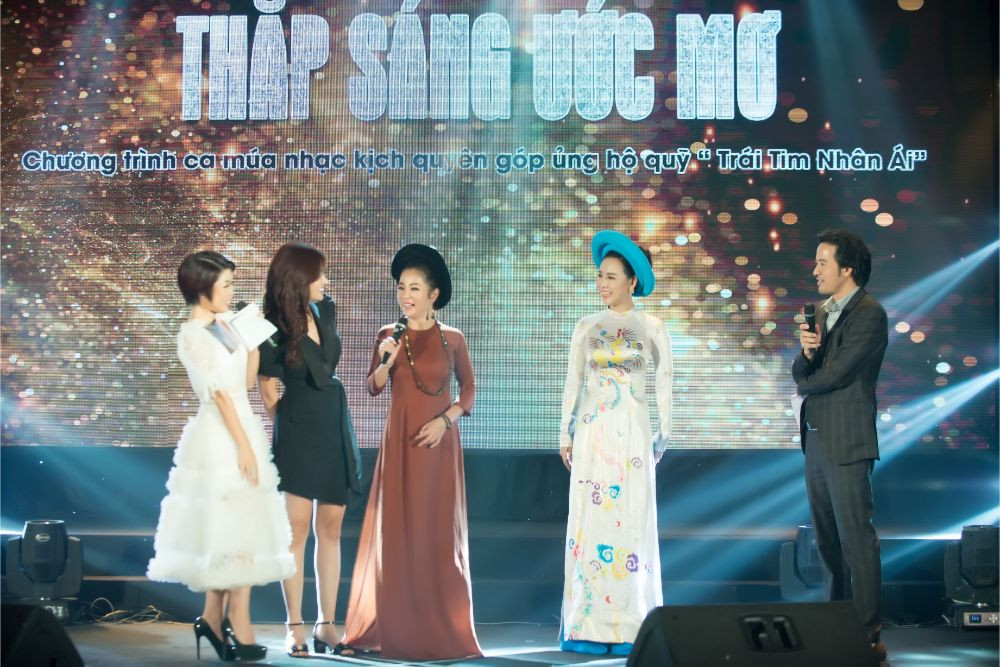 Chương trình đấu giá từ thiện diễn ra sôi động Chương trình đấu giá từ thiện diễn ra sôi động