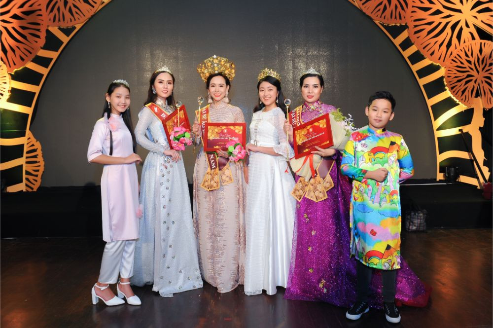 Ba Đại sứ Áo dài bảng Quý bà và 3 Đại sứ Áo dài bảng Thiếu nhi chụp ảnh lưu niệm cuối chương trình Ba Đại sứ Áo dài bảng Quý bà và 3 Đại sứ Áo dài bảng Thiếu nhi chụp ảnh lưu niệm cuối chương trình