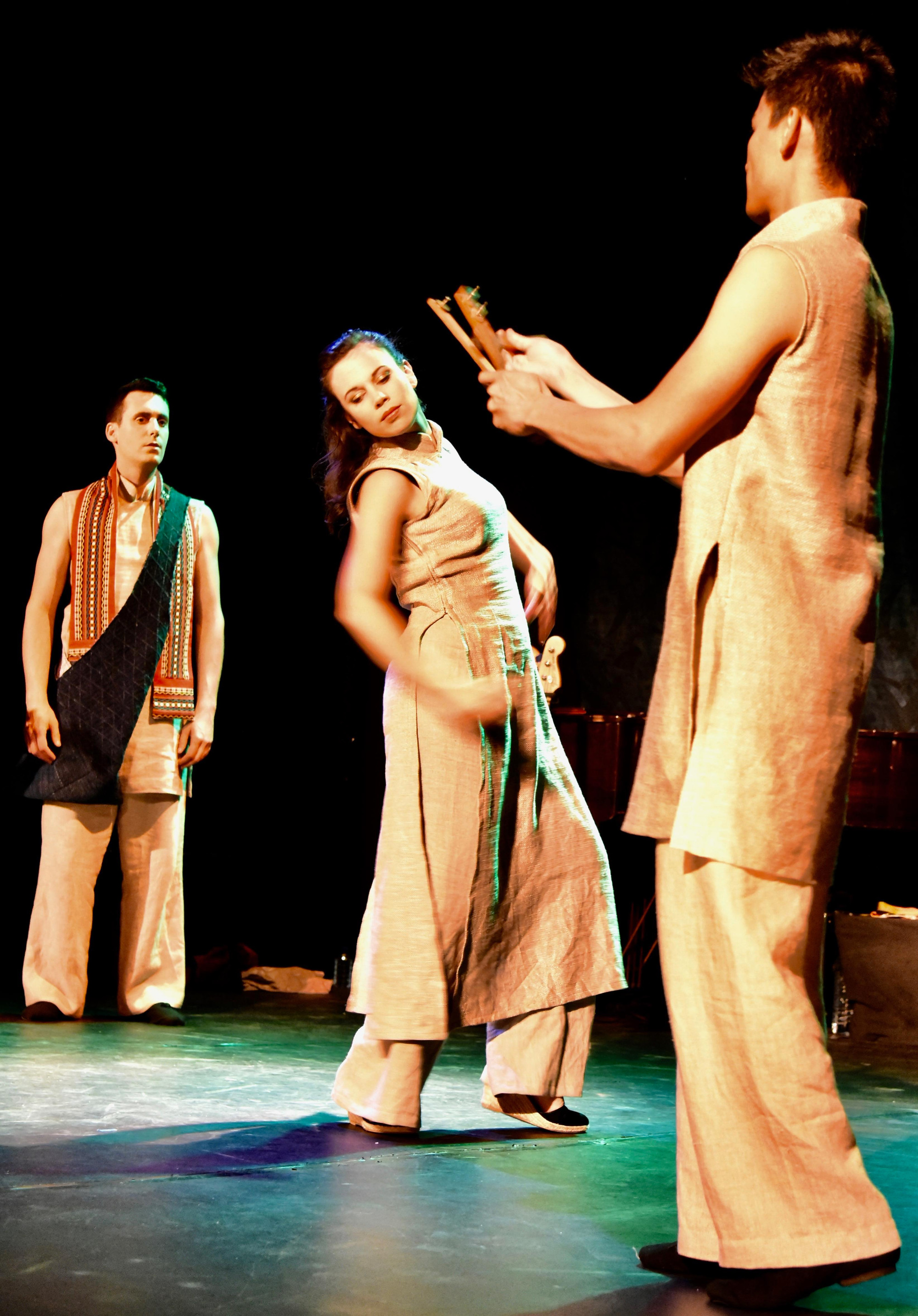 Phân cảnh nàng Kiều gặp Kim Trọng Phân cảnh nàng Kiều gặp Kim Trọng