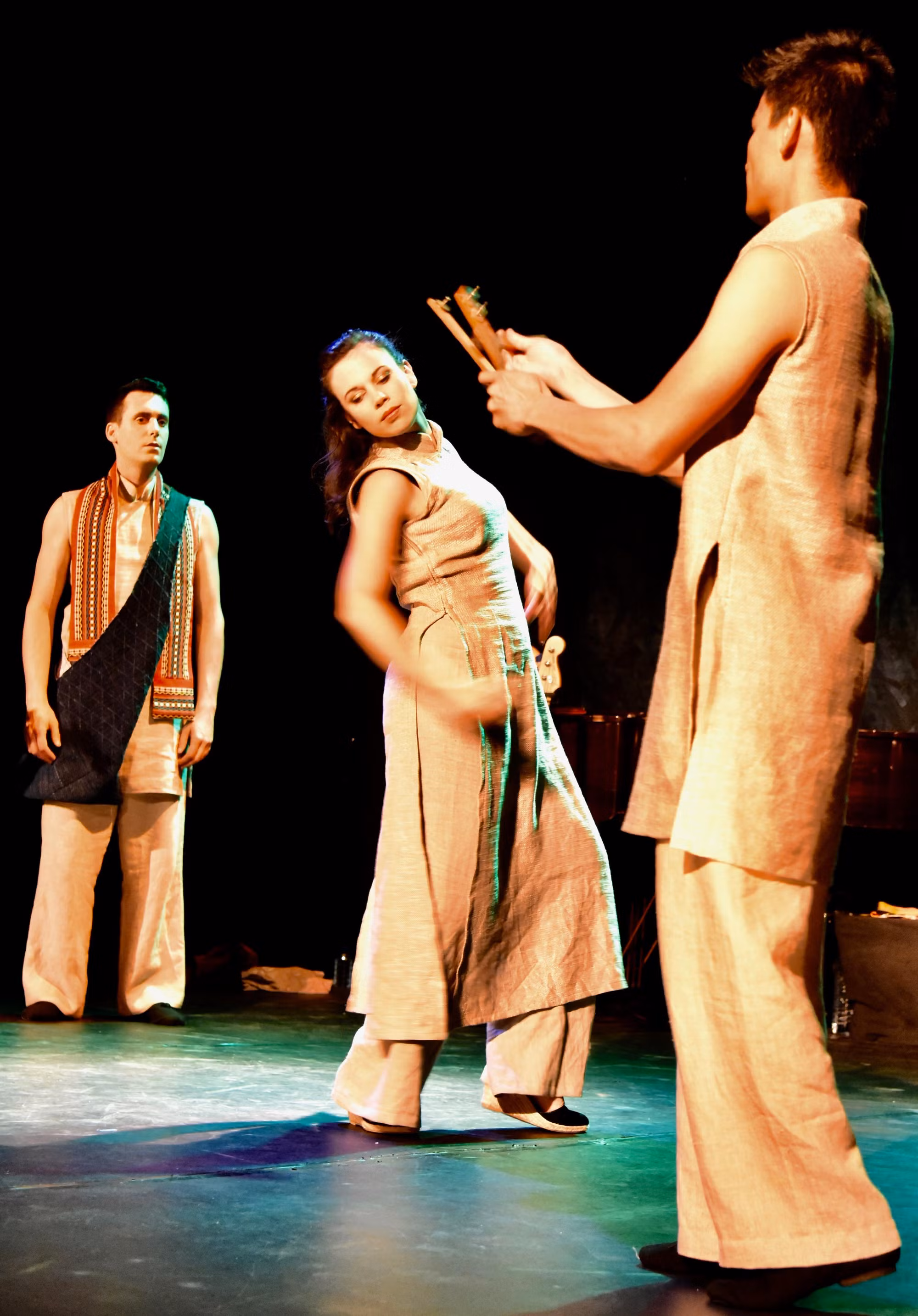 Phân cảnh nàng Kiều gặp Kim Trọng Phân cảnh nàng Kiều gặp Kim Trọng