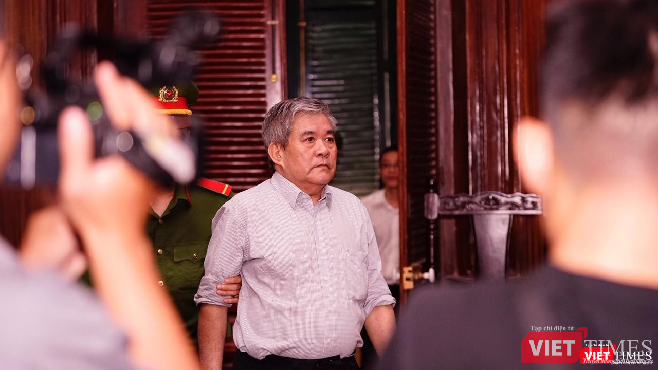 Bị cáo - dược sĩ Nguyễn Văn Thông đến hầu tòa