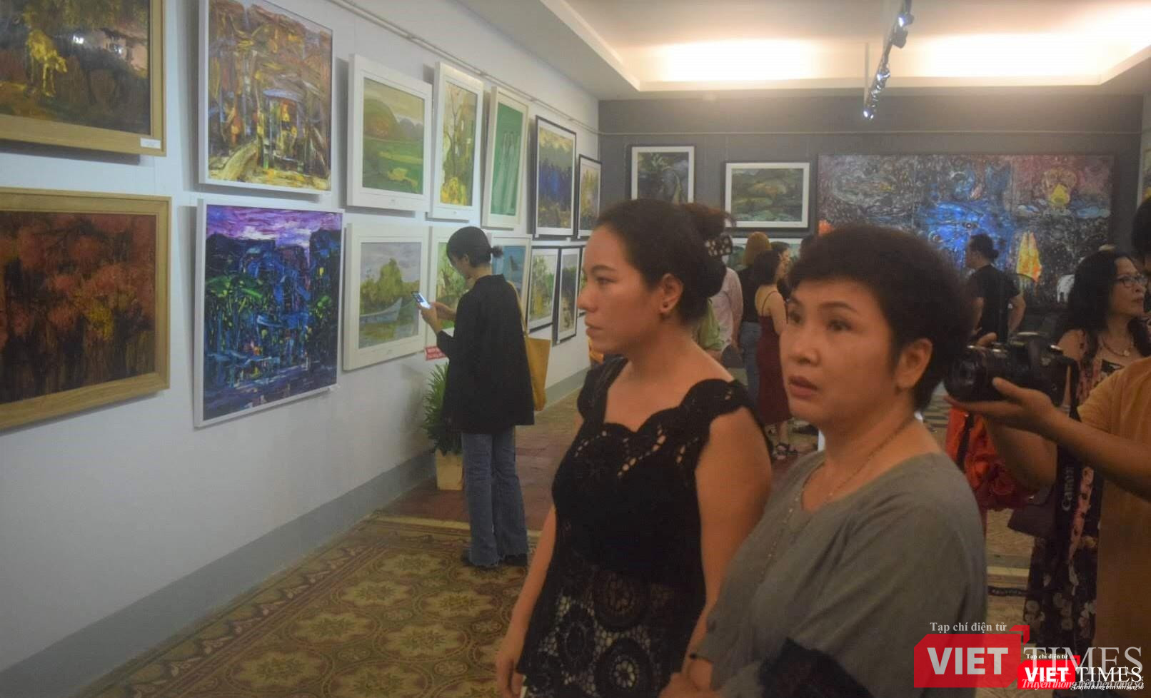 Họa sĩ Hiền Nguyễn và nhiều bạn bè văn nghệ sĩ tới chúc mừng các họa sĩ của "Phiêu"