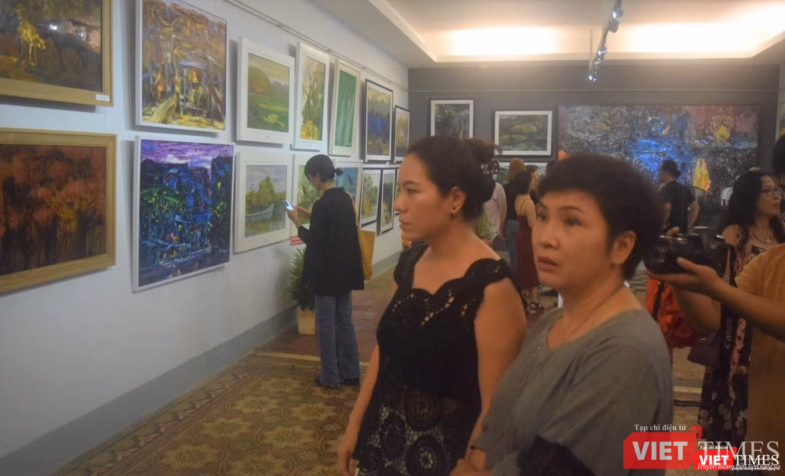 Họa sĩ Hiền Nguyễn và nhiều bạn bè văn nghệ sĩ tới chúc mừng các họa sĩ của "Phiêu"