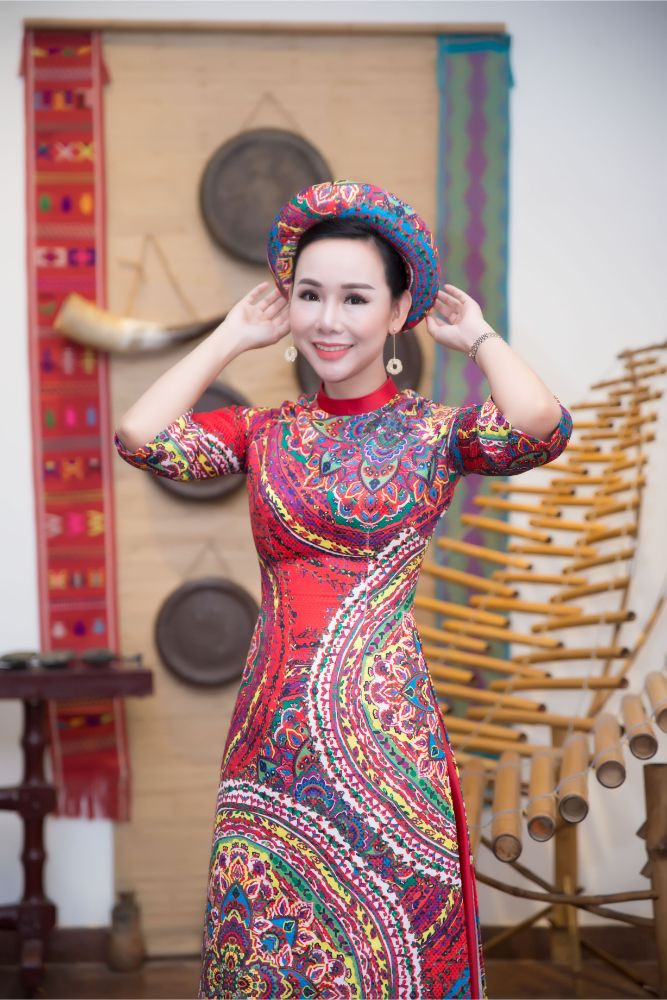 Đại sứ áo dài VN Trương An Xinh đài các trong áo dài Việt Hùng Đại sứ áo dài VN Trương An Xinh đài các trong áo dài Việt Hùng