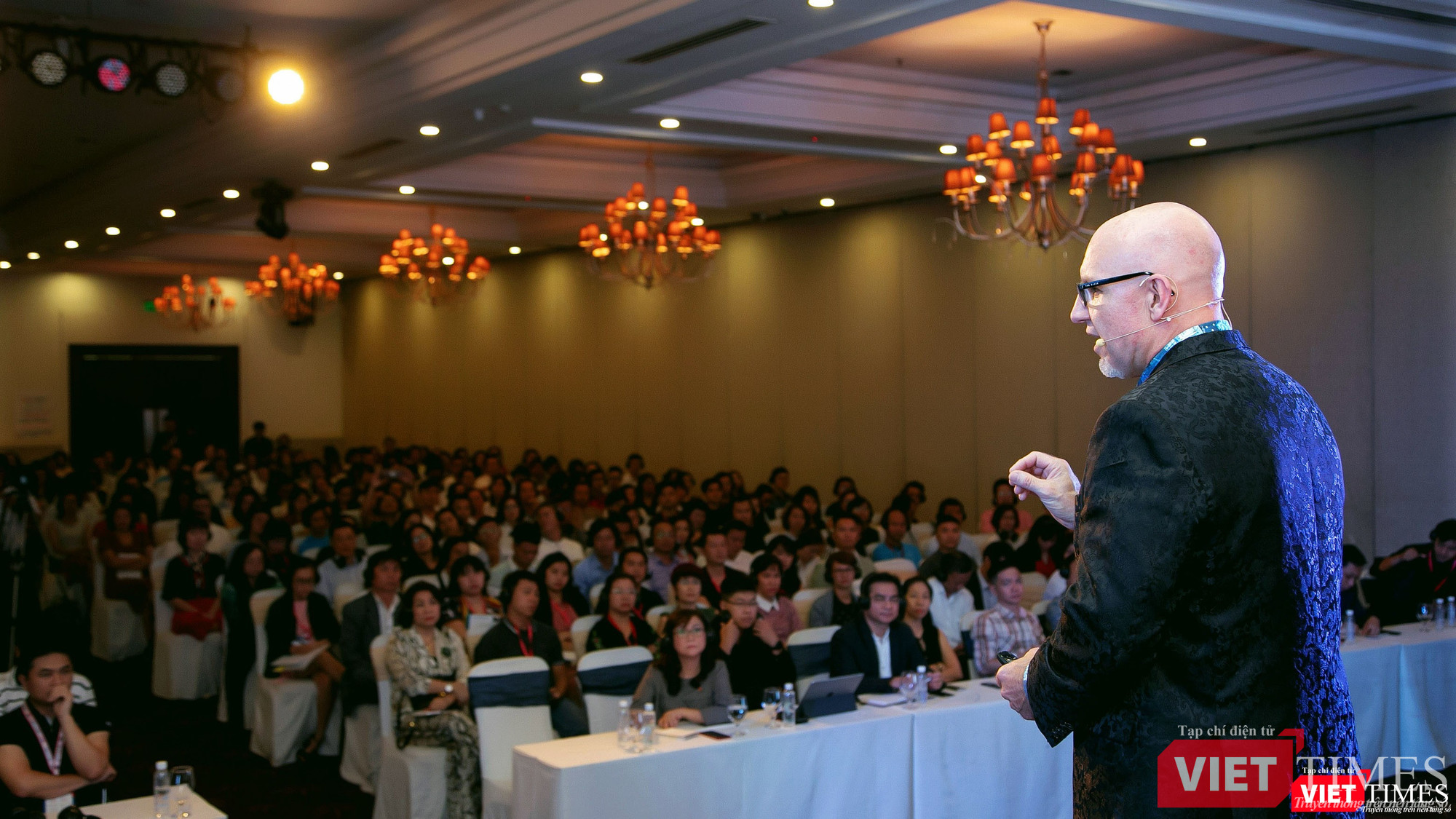 Cuộc trò chuyện của ông Andrew Johnston và bà Anna Nguyễn Thị Bích Hằng thu hút rất đông doanh nghiệp Việt lắng nghe