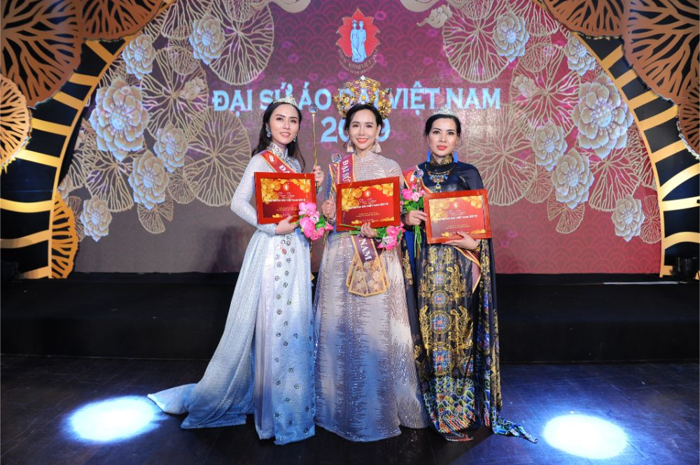 Đại sứ 1 Áo dài Việt Nam Trương An Xinh, Đại sứ 2 Lê Thị Bích Nhân, Đại sứ 3 Nguyễn Thị Ngọc Diễm Đại sứ 1 Áo dài Việt Nam Trương An Xinh, Đại sứ 2 Lê Thị Bích Nhân, Đại sứ 3 Nguyễn Thị Ngọc Diễm