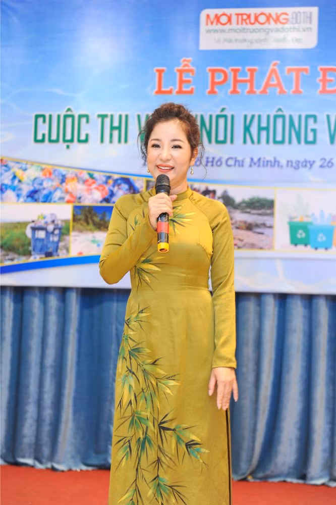 Thúy Nga chăm chỉ hoạt động xã hội