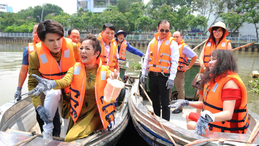 Đại sứ Vũ Mạnh Cường cùng Đại sứ Thúy Nga tự tay vớt rác trên kênh Thị Nghè