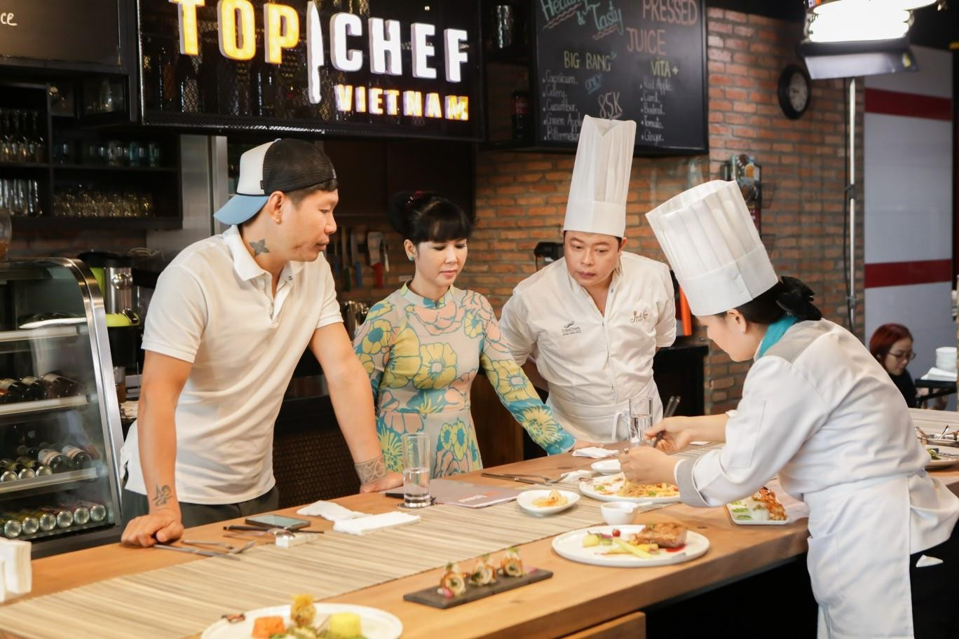 Đầu bếp Dương Huy Khải – người Việt đầu tiên và duy nhất được vinh danh trên Đại lộ Danh vọng của nghề bếp California, cùng đầu bếp Trịnh Diễm Vy – “người giữ gìn văn hóa ẩm thực Hội An” và Jack Lee - đầu bếp gốc Việt nổi tiếng của những ngôi sao Hollywood Đầu bếp Dương Huy Khải – người Việt đầu tiên và duy nhất được vinh danh trên Đại lộ Danh vọng của nghề bếp California, cùng đầu bếp Trịnh Diễm Vy – “người giữ gìn văn hóa ẩm thực Hội An” và Jack Lee - đầu bếp gốc Việt nổi tiếng của những ngôi sao Hollywood