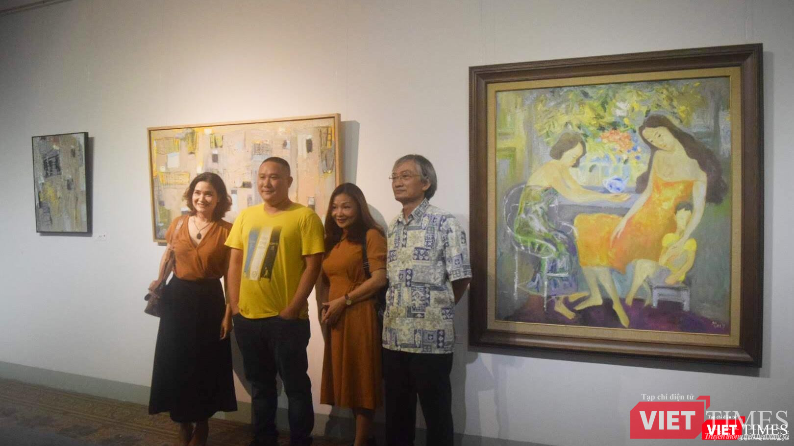 Nhiều người yêu tranh, bạn bè, nhà sưu tập đến chúc mừng, chụp ảnh cùng họa sĩ Nguyễn Minh bên cạnh bức tranh "Hạnh phúc" mang đặc thù phong cách sáng tác của họa sĩ này