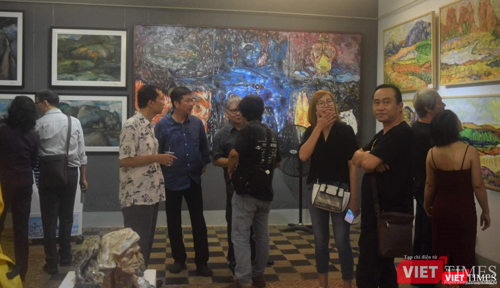 Rất đông người trong giới mỹ thuật đến thưởng thức tác phẩm