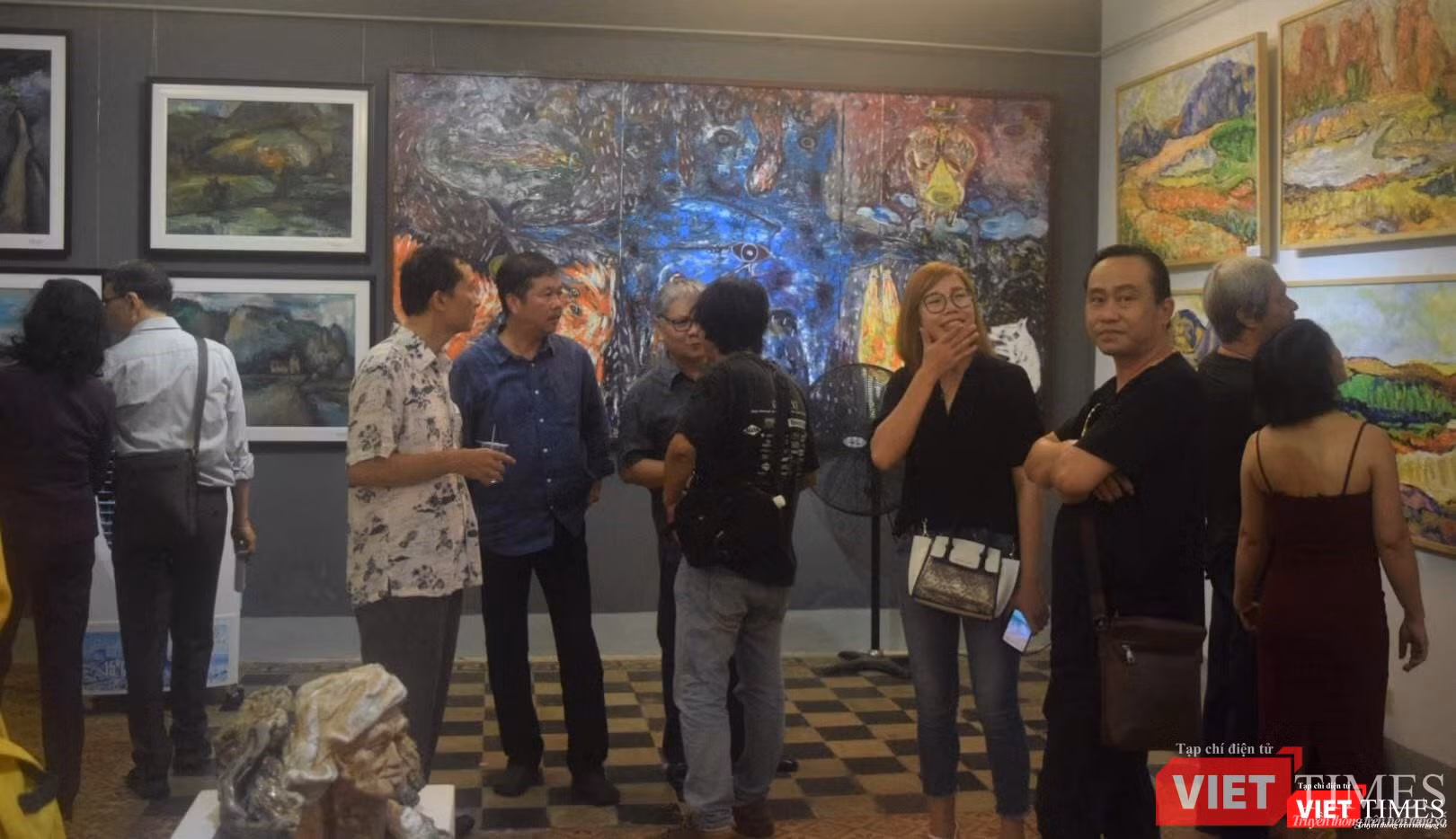 Rất đông người trong giới mỹ thuật đến thưởng thức tác phẩm Rất đông người trong giới mỹ thuật đến thưởng thức tác phẩm