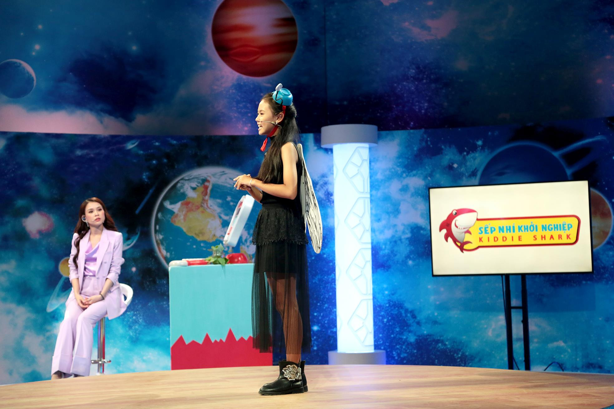 Quỳnh Hương giải thích về tác dụng tích cực đến môi trường của ruồi lính đen như xử lý rác thải... Quỳnh Hương giải thích về tác dụng tích cực đến môi trường của ruồi lính đen như xử lý rác thải...