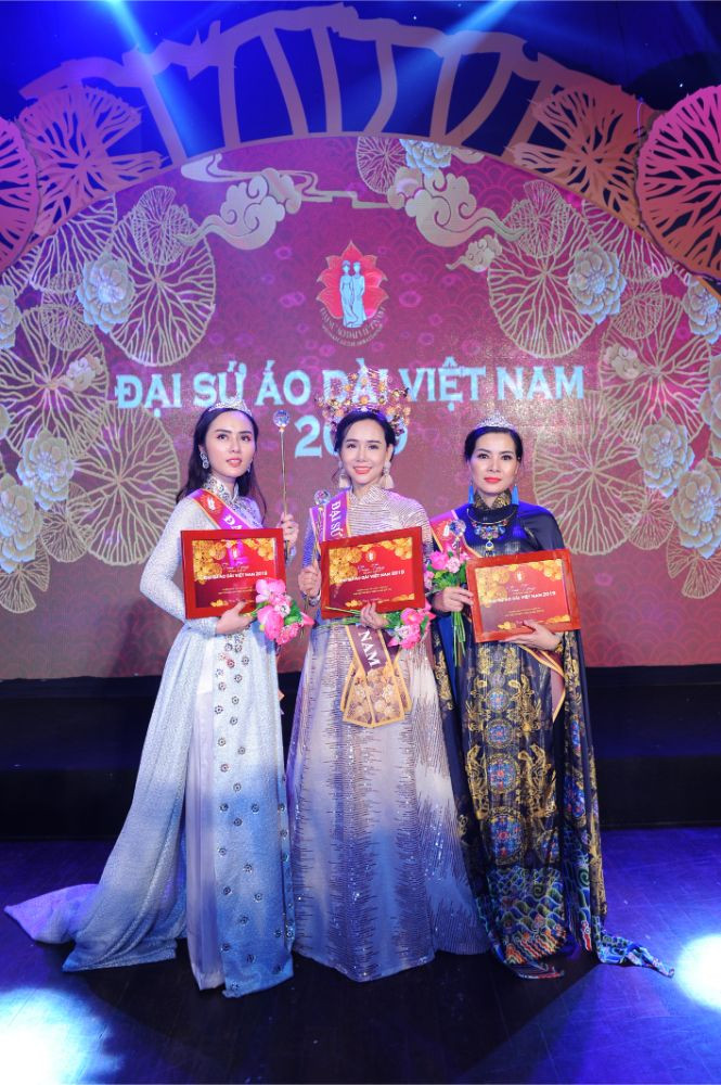 Ba gương mặt Đại sứ Áo dài Việt 2019 rạng rỡ trong đêm đăng quang Ba gương mặt Đại sứ Áo dài Việt 2019 rạng rỡ trong đêm đăng quang