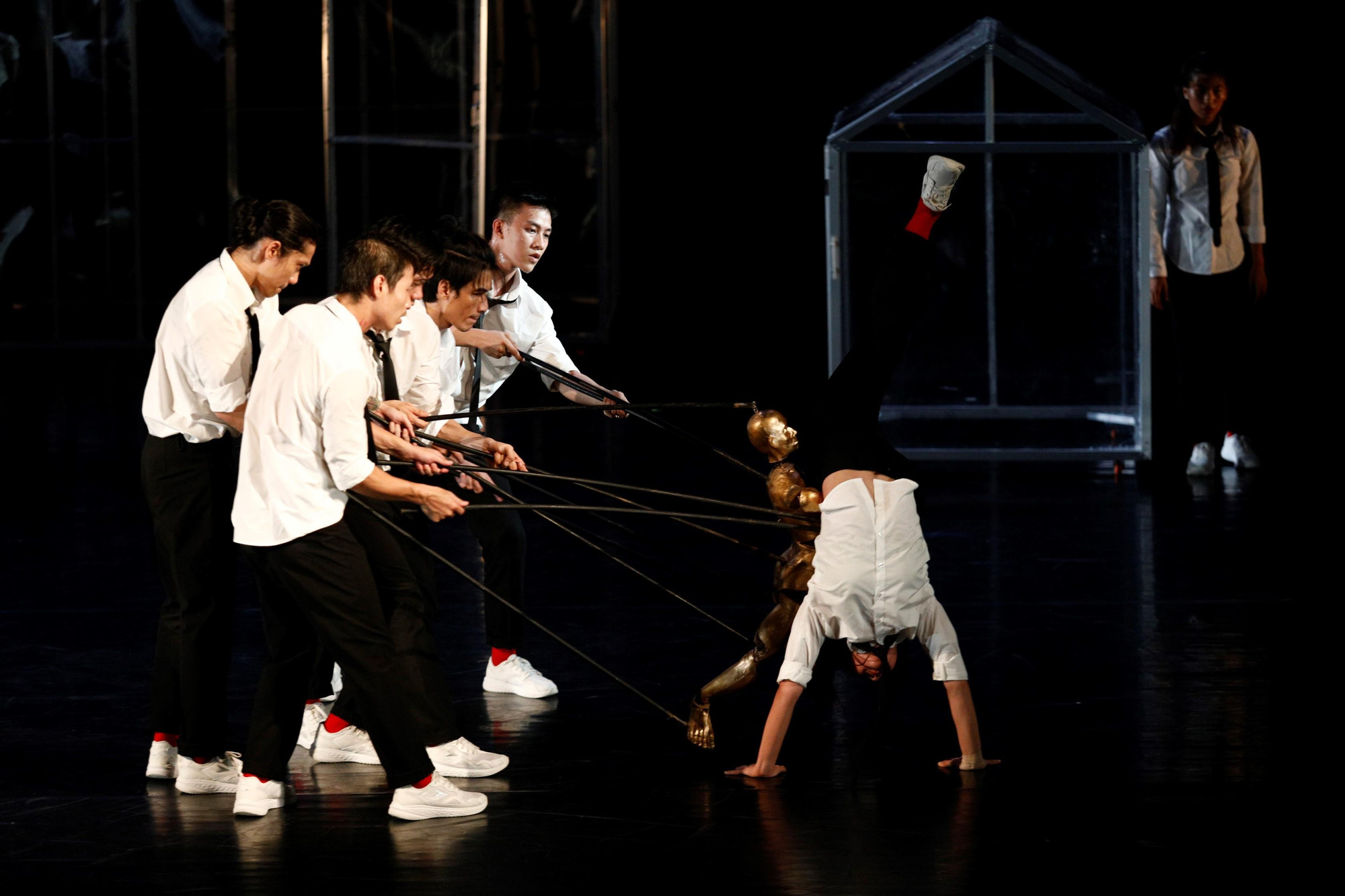 Một con rối kỳ lạ màu vàng cũng là "nhân vật" đặc biệt