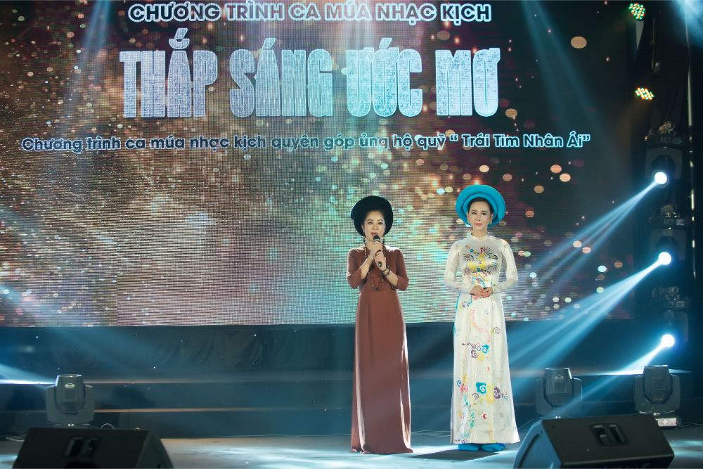 Mặc áo dài của Việt Hùng, Nghệ sỹ Thúy Nga cùng Đại sứ An Xinh đấu giá từ thiện Mặc áo dài của Việt Hùng, Nghệ sỹ Thúy Nga cùng Đại sứ An Xinh đấu giá từ thiện