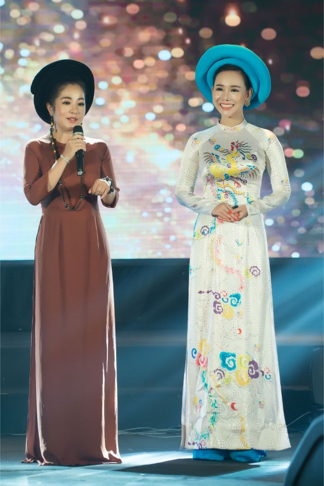 Đại sứ Áo dài VN 2019 Trương An Xinh diện áo dài Việt Hùng đi "Thắp sáng ước mơ" Đại sứ Áo dài VN 2019 Trương An Xinh diện áo dài Việt Hùng đi "Thắp sáng ước mơ"