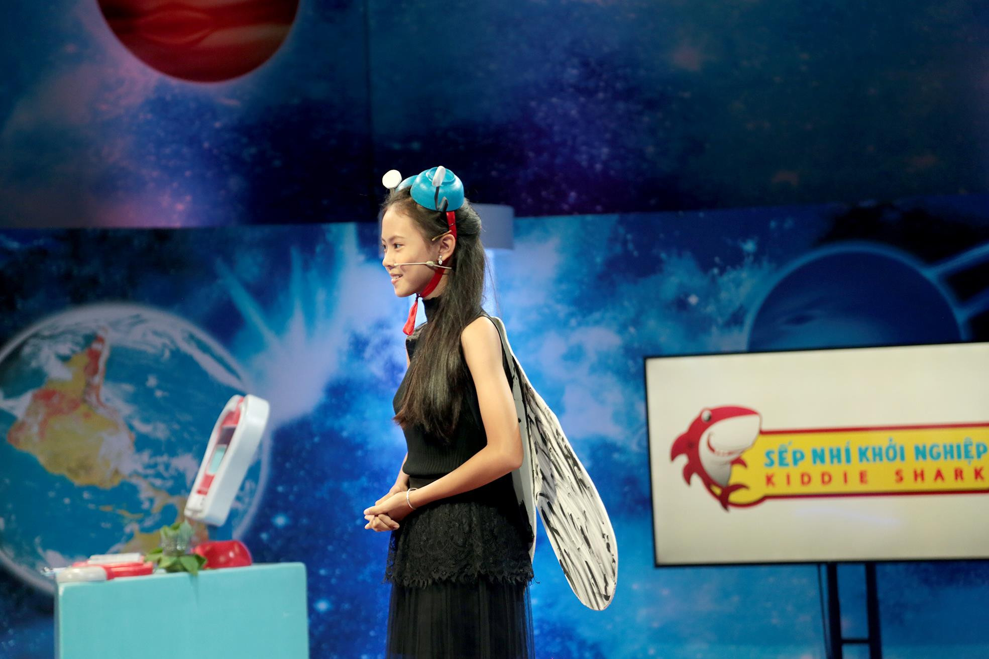 Quỳnh Hương thuyết trình say sưa về loài ruồi lính đen Quỳnh Hương thuyết trình say sưa về loài ruồi lính đen